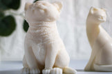 Minimalist kitten sculpture candle – hand-poured soy wax for calm and cozy moments.