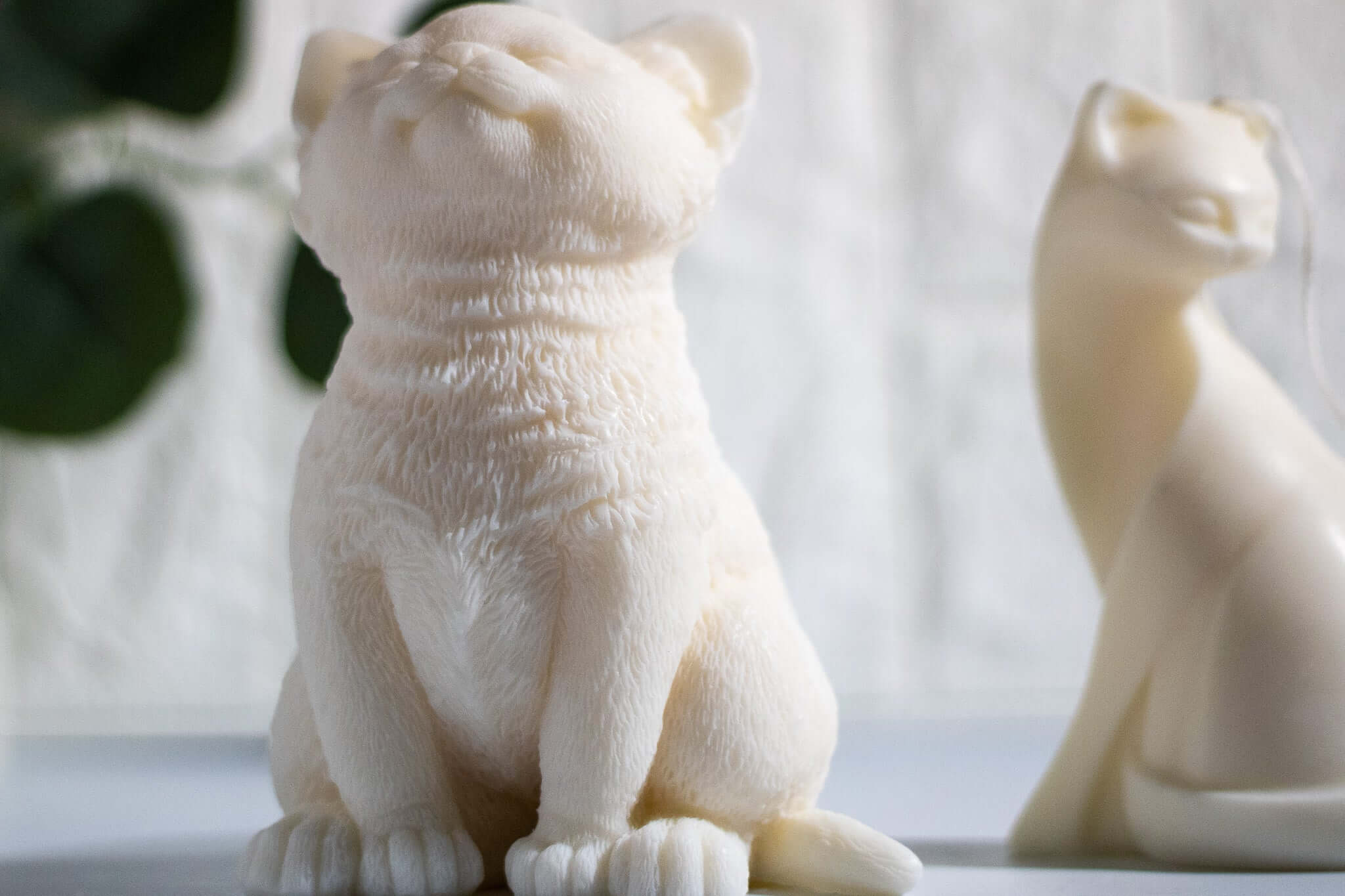 Minimalist kitten sculpture candle – hand-poured soy wax for calm and cozy moments.