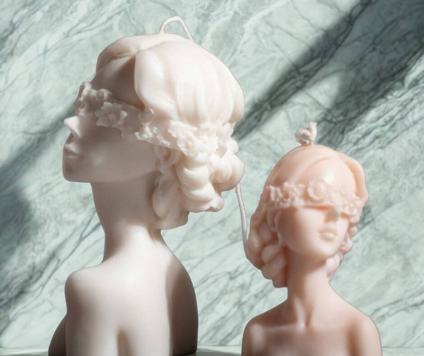 Blindfold woman candle – sculptural soy wax bust for elegant and mysterious decor.