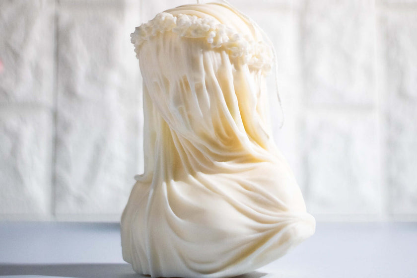 Classical bust candle in veiled woman shape – soy wax sculpture for lovers of timeless elegance.
