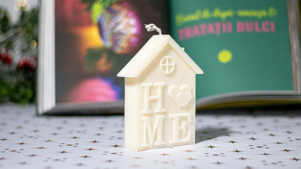 Cozy new home candle with warm vanilla and spice aroma.