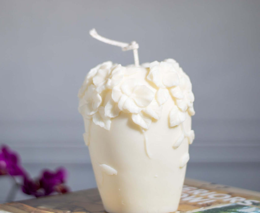 Decorative non-toxic candle with soft flower aroma – perfect for gifting and relaxing spaces