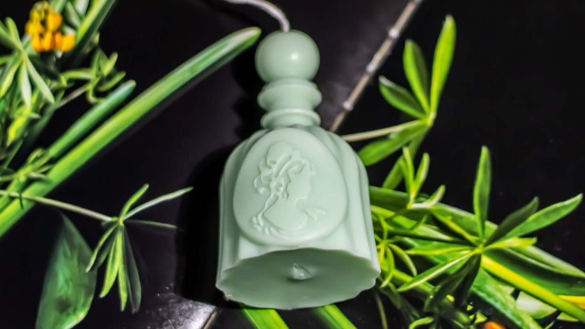 Delicate perfume-shaped candle – artisanal soy wax for soft, refined ambiance.