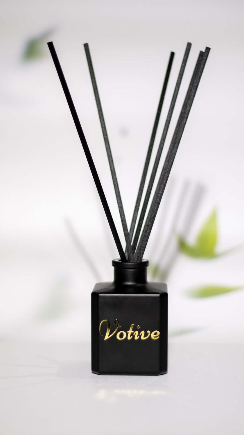 Eco-Friendly Reed Diffuser – Made with Therapeutic Essential Oils
Crafted with sustainability in mind, this non-toxic room diffuser uses bamboo sticks and clean-burning scents like bourbon vanilla or Santal & Coconut. All-natural, hand-poured, and made to last up to 6 weeks.