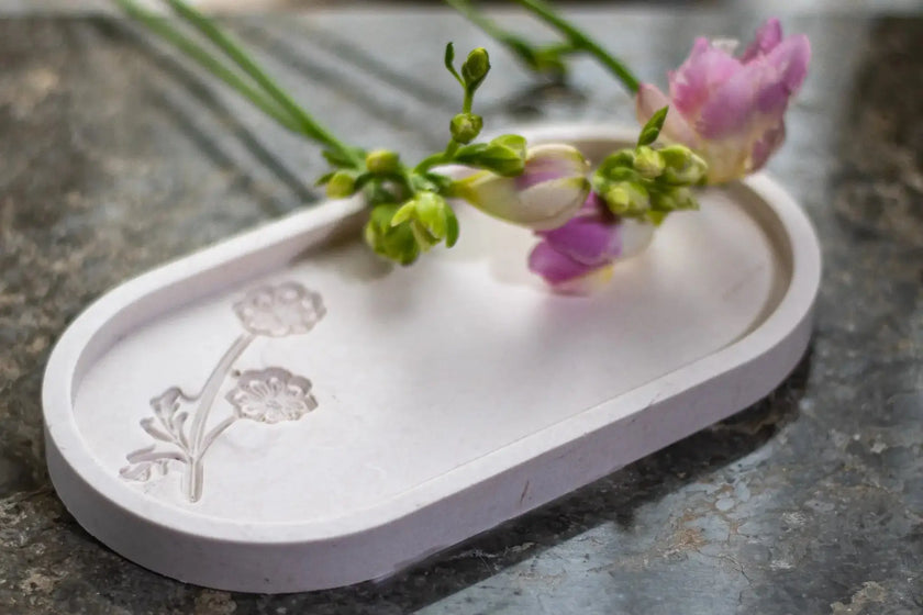 Elegant Jesmonite tray with floral design – versatile home décor item.