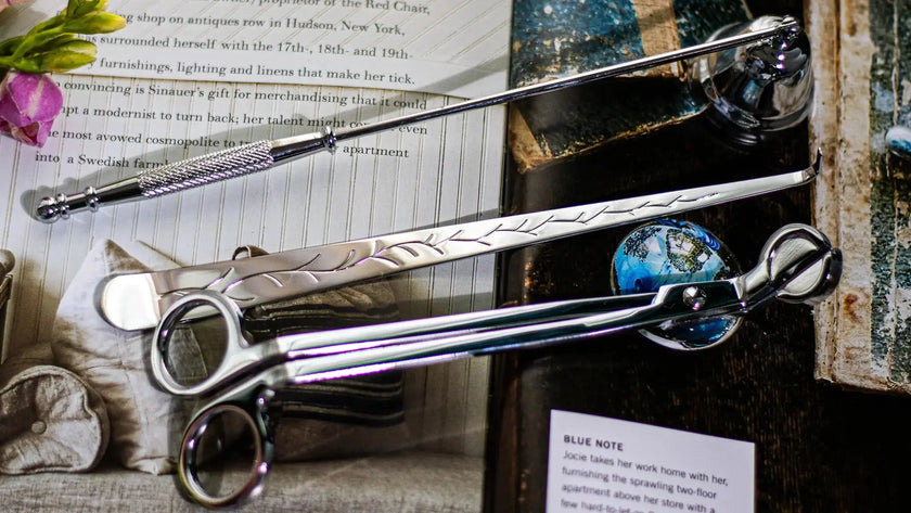 Elegant design wick trimmer – prolongs candle life and enhances ambiance.