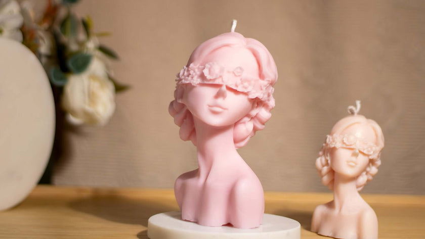 Elegant soy wax candle featuring blindfolded bust – artistic and clean-burning.