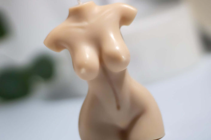 Hand-poured soy wax candle – nude feminine sculpture, lightly scented