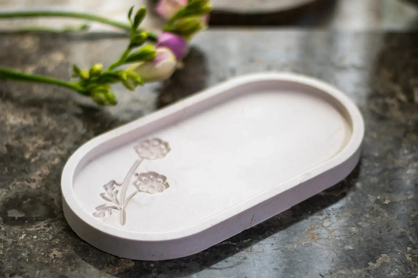 Handcrafted Jesmonite flower tray – eco-friendly home décor piece.
