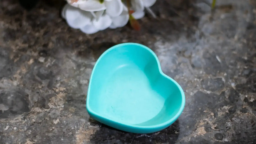 Handmade heart-shaped Jesmonite tray – elegant and durable design.