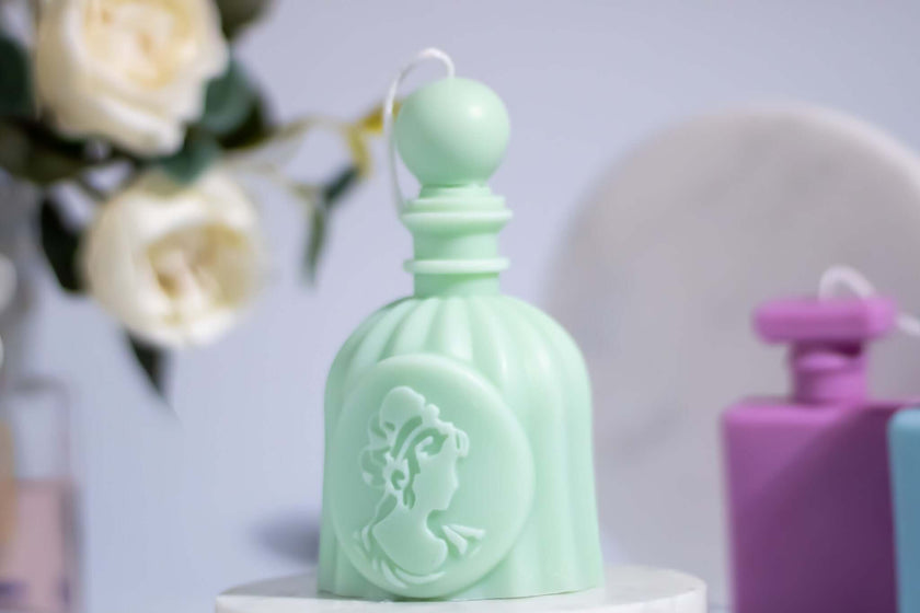 Handmade vintage candle in soy wax – nostalgic feminine home fragrance piece.