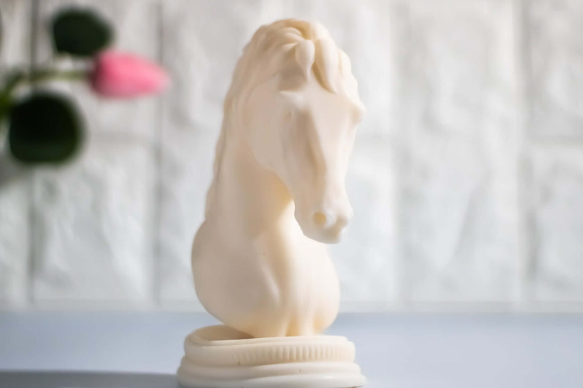 Horse head soy candle – modern decor piece with soft fragrance and clean burn