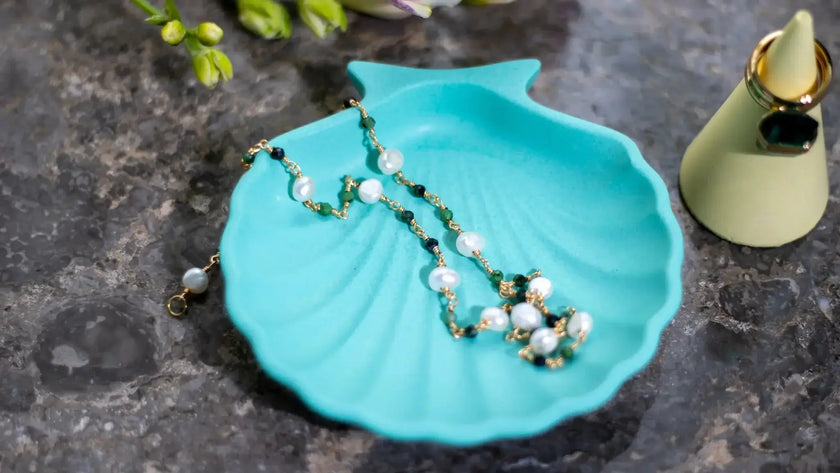 Jesmonite coastal-inspired clam tray – unique home décor and organizer.