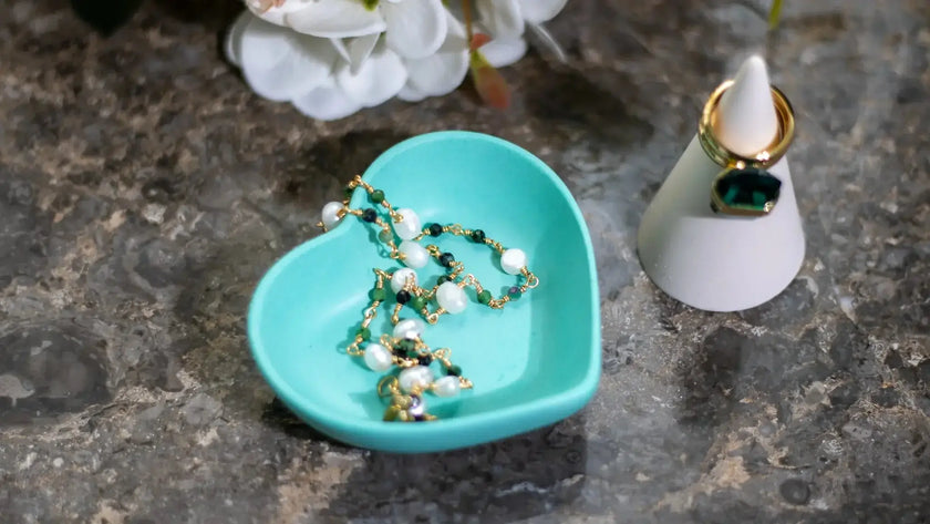 Jesmonite heart-shaped tray – chic storage solution for jewelry.