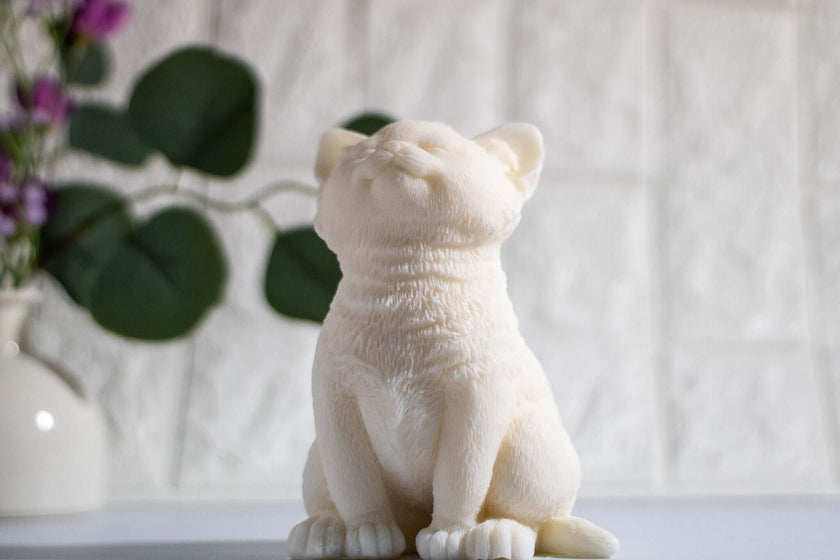 Kitten candle in soy wax – handcrafted scented animal decor for cat lovers and minimalist interiors.