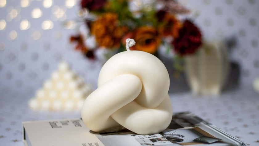Minimalist knot-shaped decorative candle, blending contemporary design with sustainable craftsmanship.