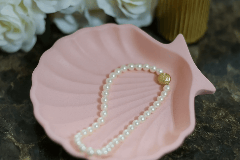 Minimalist Jesmonite jewelry holder – elegant storage for rings and accessories.