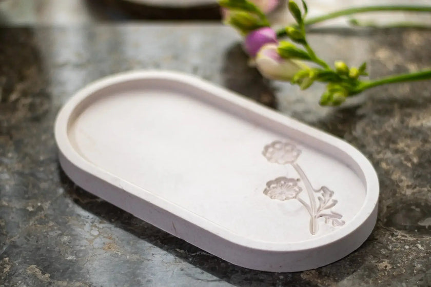 Minimalist Jesmonite tray – stylish accessory for candles and trinkets.