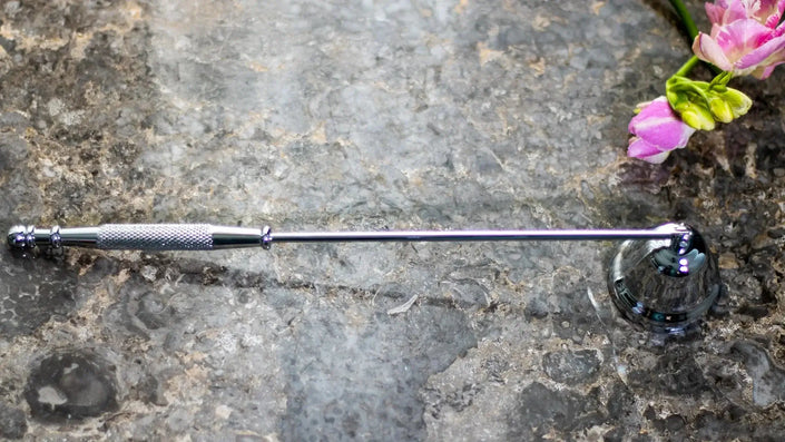 Minimalist candle snuffer – prevents wax splatter and soot.