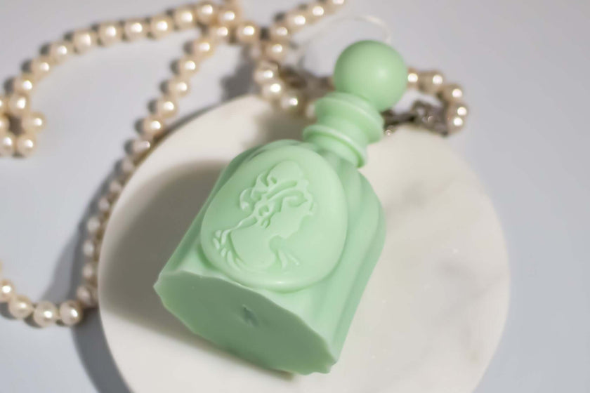 Perfume bottle sculpture candle – natural wax, artistic and gift-worthy.