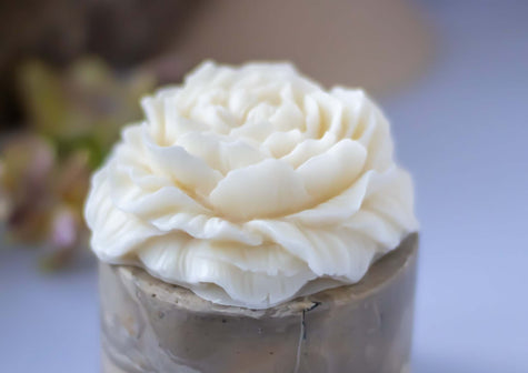 Romantic rose-shaped candle made from eco-friendly soy wax – handmade floral décor by VOTIVE®