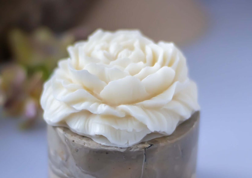 Romantic rose-shaped candle made from eco-friendly soy wax – handmade floral décor by VOTIVE®