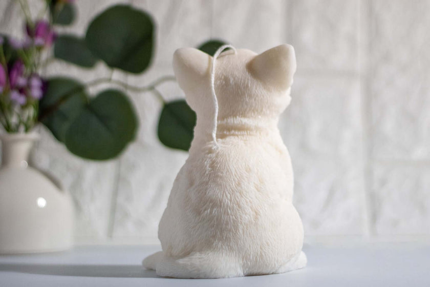 Sculptural cat candle – eco-friendly soy wax with non-toxic fragrance for pet-themed decor.