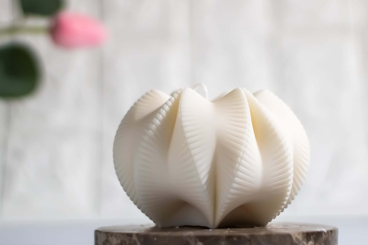  Sculptural soy wax candle in geometric form – eco-friendly and lightly scented