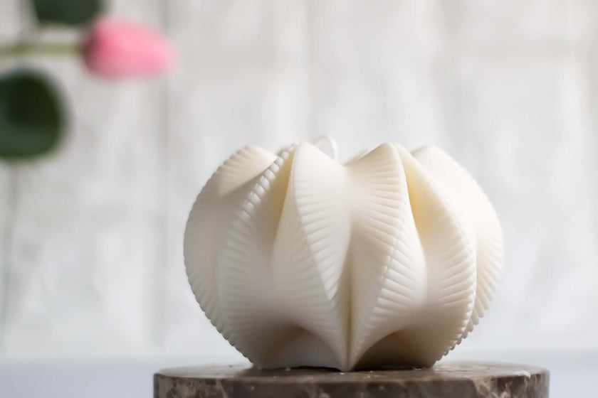  Sculptural soy wax candle in geometric form – eco-friendly and lightly scented