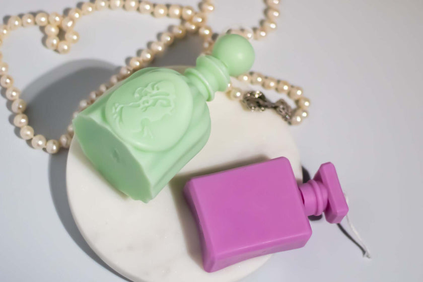Soy wax candle with vintage perfume shape – ideal for slow living spaces.