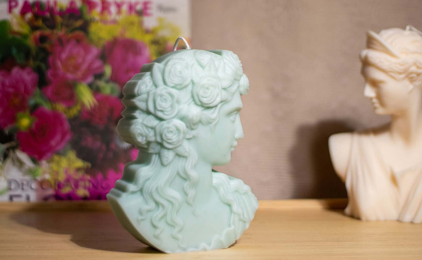 Bust of a Greek goddess in soy wax – artistic handmade candle with soft scent and refined presence.