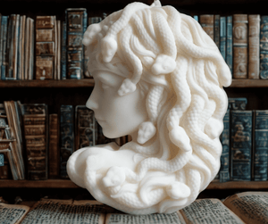 Minimalist Medusa bust candle in white soy wax – luxury handmade sculptural candle for aesthetic interiors, mythology-inspired home fragrance piece.