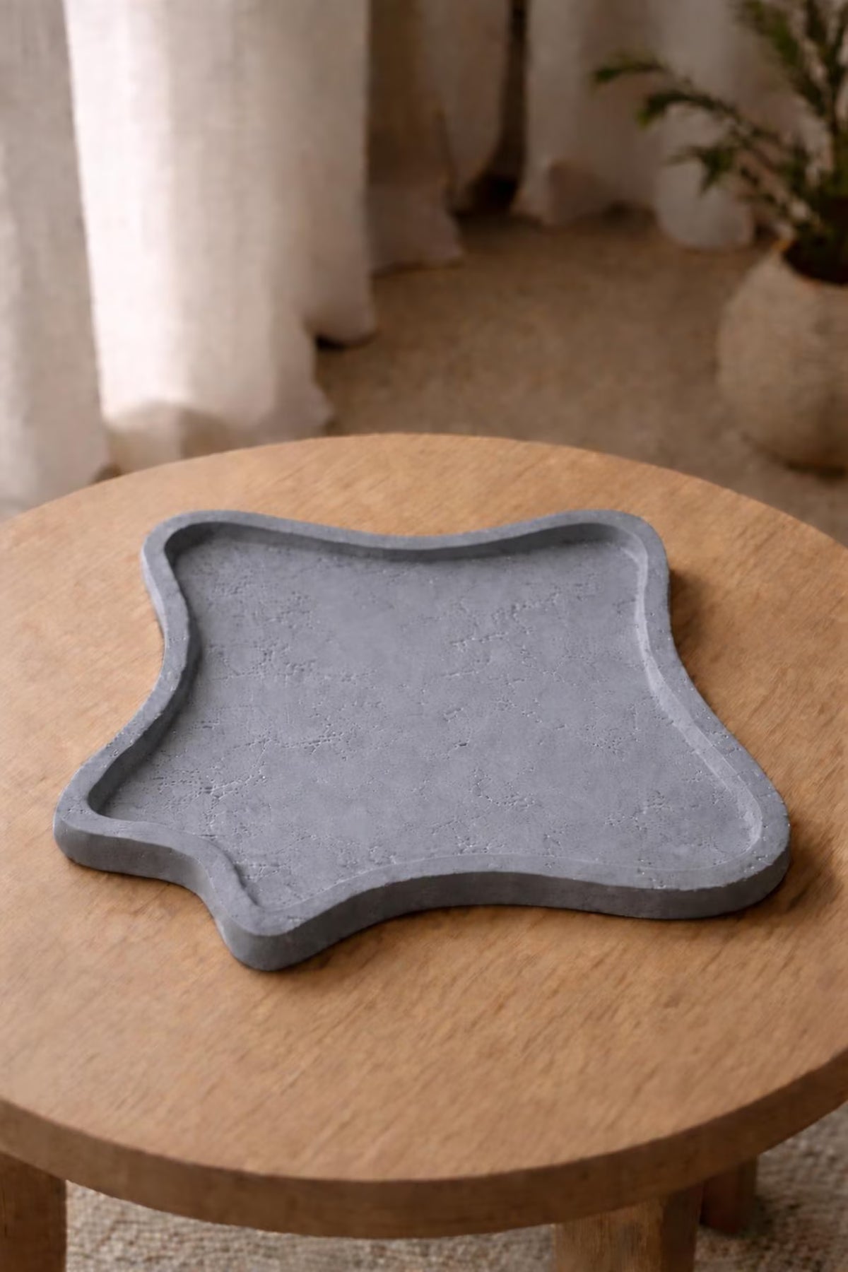 wavy-resin-tray-japandi-handmade-jewelry-display-tray