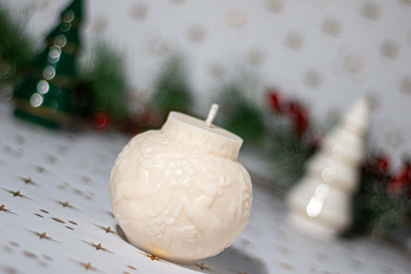 Elegant white scented candle with festive design, perfect for Christmas ambiance.