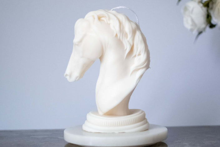 Handcrafted horse head-shaped scented candle, made from natural soy wax for an elegant and artistic touch.