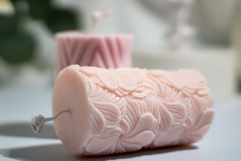 Beautifully textured floral candle, perfect for enhancing home décor while releasing a delicate, botanical scent.