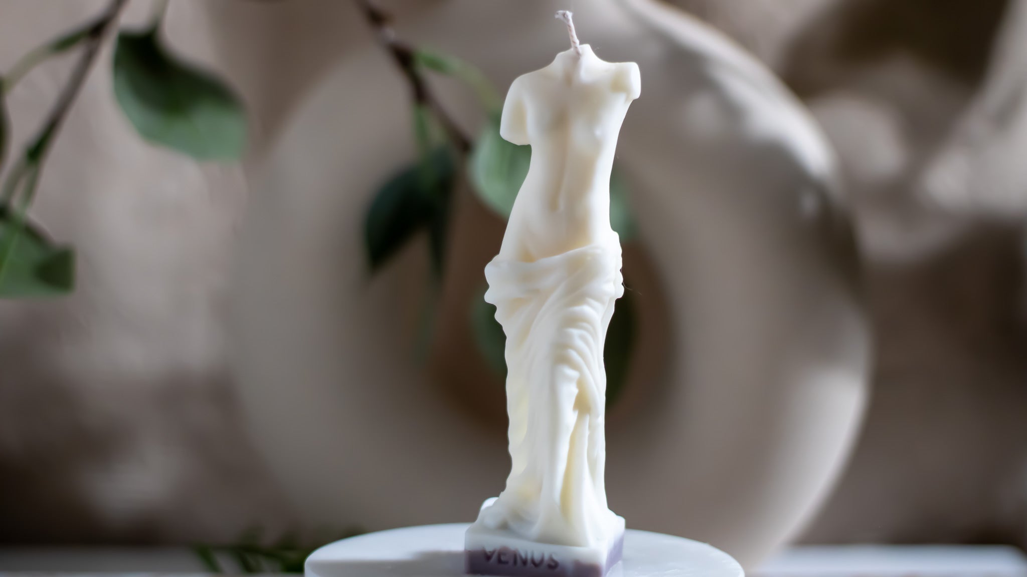 Lumanari parfumate Venus de la magazinul Votive, ideal ca cadou pentru femei, cu un aspect de lumanare aprinsa, produs handmade